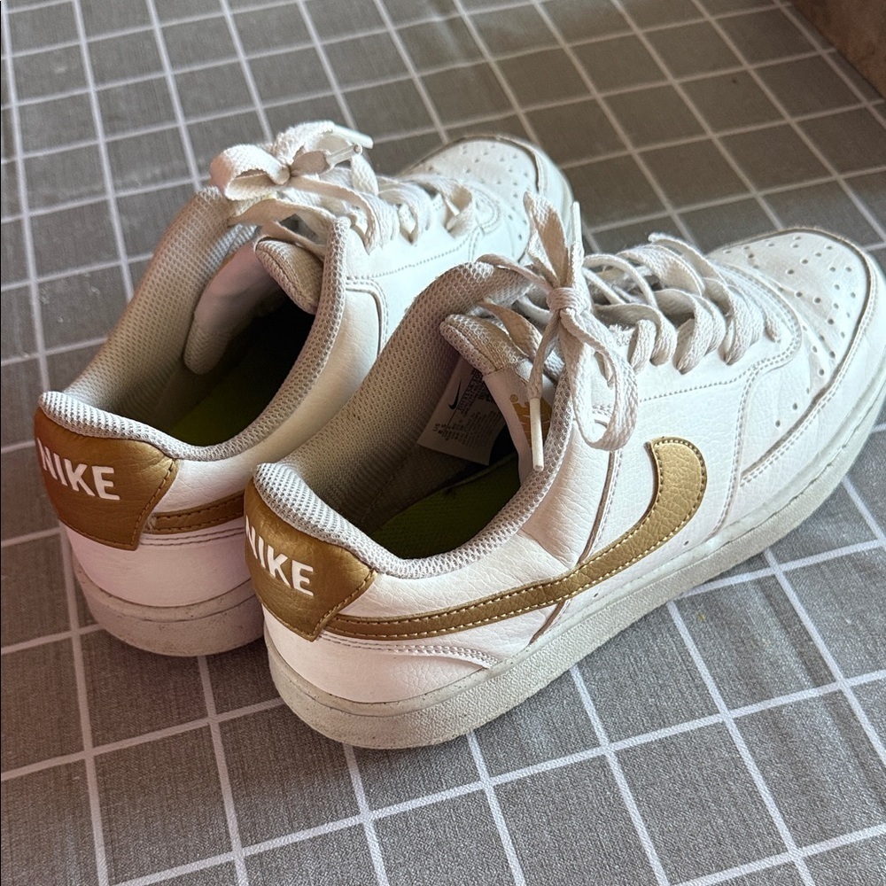 Nike Sneakers Size 8.5 - Picture 2 of 4